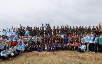 Polres Ketapang bersama Forkopimda dan pelajar melaksanakan kerja bakti kebersihan di Pantai Pecal Ketapang Kalimantan Barat