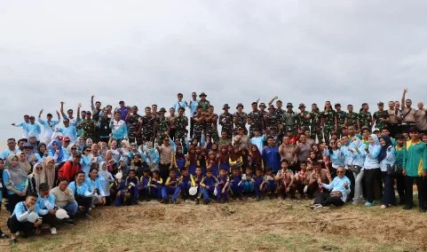 Polres Ketapang bersama Forkopimda dan pelajar melaksanakan kerja bakti kebersihan di Pantai Pecal Ketapang Kalimantan Barat