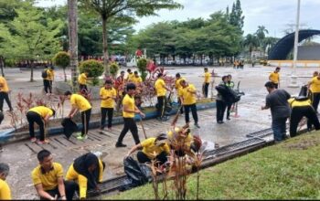 Personel Polda Kepulauan Bangka Belitung membersihkan sampah di Alun-Alun Taman Merdeka Pangkalpinang