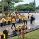 Personel Polda Kepulauan Bangka Belitung membersihkan sampah di Alun-Alun Taman Merdeka Pangkalpinang