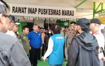 Siswa dan petugas dirawat di ruang rawat inap Puskesmas Marau Ketapang setelah diduga mengalami keracunan Makanan Bergizi Gratis