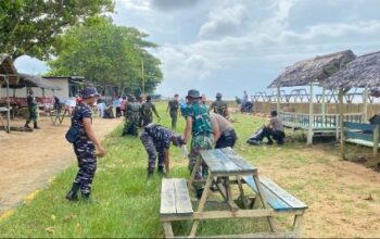 Prajurit TNI AL Lanal Ketapang bersama masyarakat memungut sampah di Pantai Pecal dalam aksi bersih pantai Kabupaten Ketapang