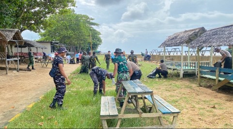 Prajurit TNI AL Lanal Ketapang bersama masyarakat memungut sampah di Pantai Pecal dalam aksi bersih pantai Kabupaten Ketapang
