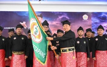 Pelantikan IPSI Ketapang 2025–2029: Bupati Ketapang Tekankan Pembinaan Atlet dan Jati Diri Bangsa, Apa Targetnya? Pengurus IPSI Ketapang 2025–2029 memegang bendera IPSI dan Merah Putih setelah pelantikan di Pendopo Bupati Ketapang