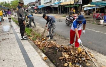 Prajurit Posal Teluk Melano dan Forkopimcam Simpang Hilir membersihkan sampah di Pasar Teluk Melano Kayong Utara