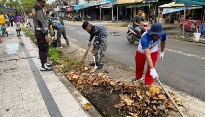 Aksi Bersih Pasar di Kayong Utara: TNI AL dan Forkopimcam Turun Tangan Jaga Lingkungan, Seberapa Efektif?