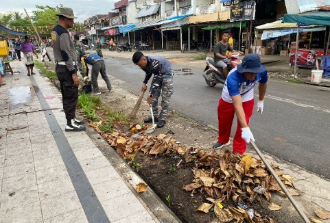 Prajurit Posal Teluk Melano dan Forkopimcam Simpang Hilir membersihkan sampah di Pasar Teluk Melano Kayong Utara