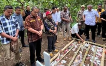 Gubernur NTT Melki Laka Lena saat berziarah ke makam YBR, siswa SD korban tragedi kemiskinan di Kampung Dona, Ngada, Nusa Tenggara Timur