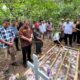Gubernur NTT Melki Laka Lena saat berziarah ke makam YBR, siswa SD korban tragedi kemiskinan di Kampung Dona, Ngada, Nusa Tenggara Timur