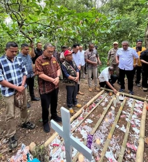 Gubernur NTT Melki Laka Lena saat berziarah ke makam YBR, siswa SD korban tragedi kemiskinan di Kampung Dona, Ngada, Nusa Tenggara Timur