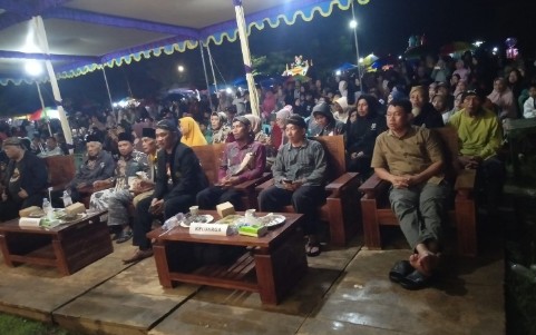 Pagelaran wayang kulit di Lapangan Ronggo Yudo Desa Caruy Cilacap menampilkan dalang Kukuh dari Banyumas pada 7 Februari 2026