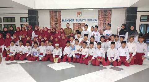 Bupati Sikka Juventus Prima Yoris Kago menerima siswa MI Al Muhajirin dalam kegiatan Tur Wisata Literasi dan Sains di Maumere
