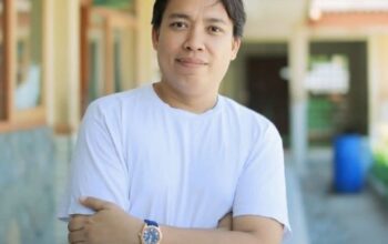 Etwar Atuna pemilik Gloria Residence Waturia Maumere memantau kebun buah dan sayur produktif seluas dua hektar di Sikka, NTT untuk ketahanan pangan lokal