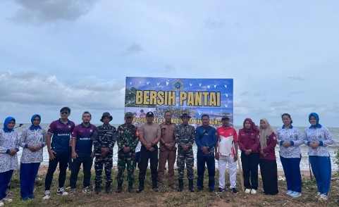Prajurit Lanal Ketapang dan masyarakat Kendawangan membersihkan Pantai Jambat di Desa Mekar Utama untuk menjaga kebersihan dan kelestarian pesisir Kabupaten Ketapang