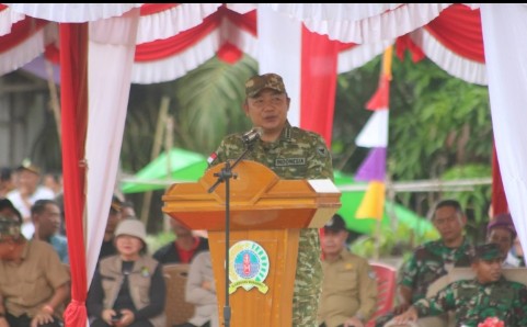 Bupati Ketapang Alexander Wilyo bersama Dandim 1203/Ketapang Letkol Inf Abu Hanifah membuka Program TMMD Reguler ke-127 Tahun Anggaran 2026 di Lapangan Bola Desa Selangkut Raya, Kecamatan Sungai Laur, Kabupaten Ketapang.