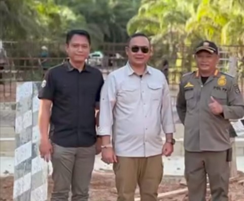 Bupati Ketapang meninjau pembangunan Jembatan Sungai Kepari program TMMD di Kecamatan Sungai Laur Kalimantan Barat.