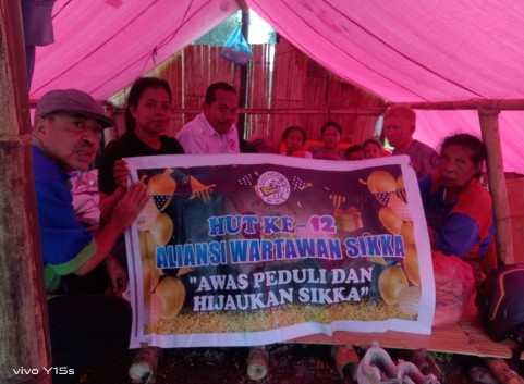 Aliansi Wartawan Sikka menyerahkan bantuan sembako kepada korban kebakaran rumah Mama Maria Noeng di Desa Heopuat, Kabupaten Sikka, NTT