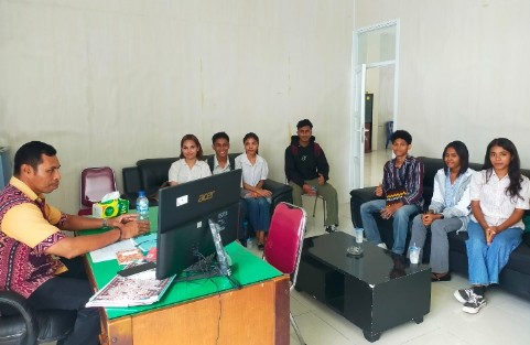 Mahasiswa Program Studi Sistem Informasi IFTK Ledalero bersama Kepala DISARPUS Sikka Very Awales saat membahas pembangunan website Perpustakaan Umum Daerah Frans Seda
