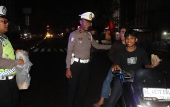 Sahur On The Road Polres Langkat Ramadhan 1447 H berbagi nasi sahur