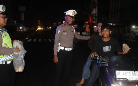 Sahur On The Road Polres Langkat Ramadhan 1447 H berbagi nasi sahur