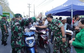Manisnya Berbagi di Bulan Suci, Kodim 0208/Asahan Bagi-bagi Takjil ke Pengguna Jalan