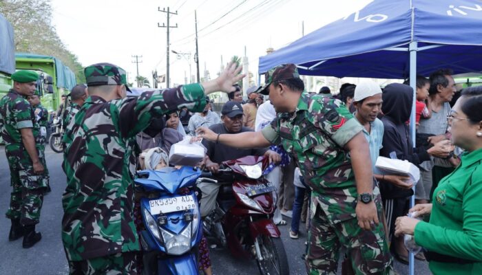Manisnya Berbagi di Bulan Suci, Kodim 0208/Asahan Bagi-bagi Takjil ke Pengguna Jalan