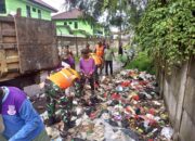 Babinsa Koramil 13/Cisoka Bersama Warga Bersihkan Sampah di Jayanti