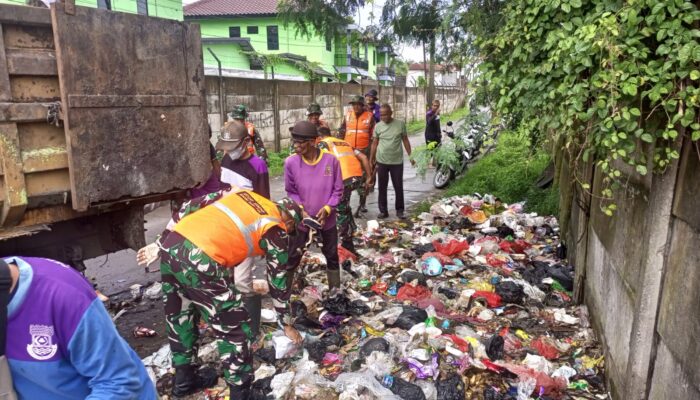 Babinsa Koramil 13/Cisoka Bersama Warga Bersihkan Sampah di Jayanti