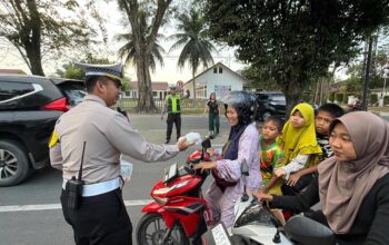 Polres Langkat Berbagi Takjil di Hari ke-22 Ramadhan, Wujud Kepedulian kepada Masyarakat