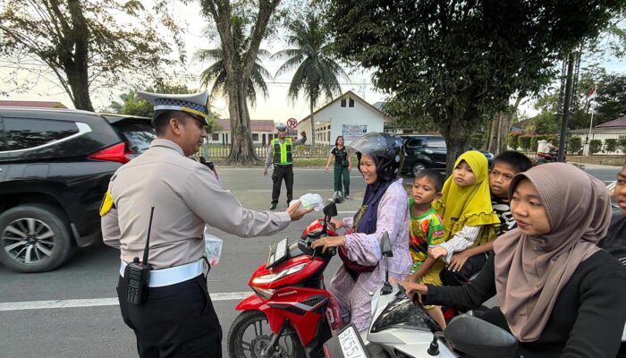 Polres Langkat Berbagi Takjil di Hari ke-22 Ramadhan, Wujud Kepedulian kepada Masyarakat
