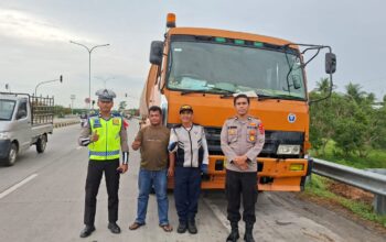 Antisipasi Lonjakan Mudik, Satlantas Polres Batu Bara Sosialisasikan Larangan Truk Sumbu Tiga di Exit Tol Lima Puluh