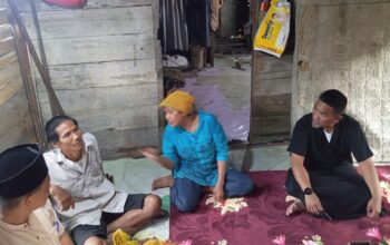 Bupati Pelalawan Zukri menyerahkan bantuan sembako Ramadhan kepada warga Pangkalan Kerinci Timur.