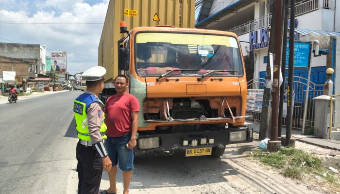 Atasi Kemacetan di Indrapura, Kasat Lantas Polres Batu Bara Turun langsung  Tertibkan Truk Sumbu 3!
