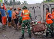 Satgas Sampah Koramil 10/Sepatan Bersihkan Tumpukan Sampah di Pakuhaji