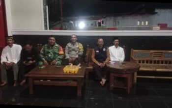 Babinsa Koramil 14/Panongan Komsos Bersama Warga, Himbau Jaga Kamtibmas Saat Malam Ramadhan