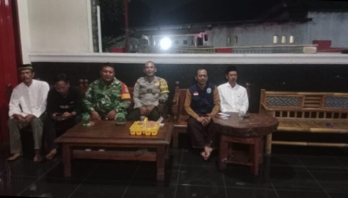 Babinsa Koramil 14/Panongan Komsos Bersama Warga, Himbau Jaga Kamtibmas Saat Malam Ramadhan