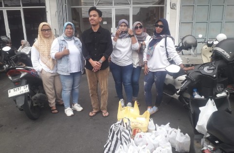 Pembagian takjil Ramadan oleh tim koordinator DPR RI Komisi XI di Cilacap Jawa Tengah