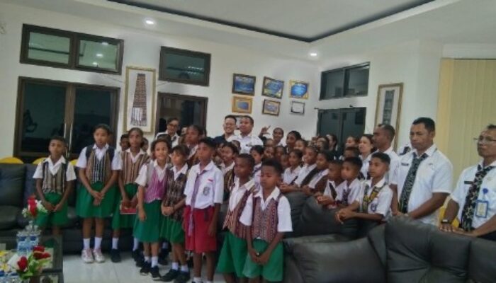 Dua SD Tanaduen Tur Edukasi ke Gramedia, Kantor Bupati dan DPRD, Apa Dampaknya bagi Generasi Muda?