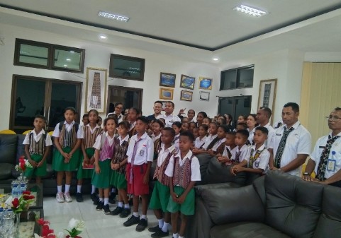 Tur wisata literasi SD Tanaduen Kangae ke Gramedia dan Kantor Pemerintahan Sikka 2026