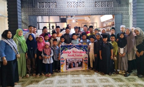 santunan anak yatim dan pembagian takjil Ramadan di Sorek Satu Pelalawan Riau