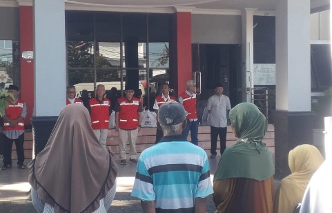 PMI Kabupaten Cilacap menyalurkan 500 paket sembako kepada warga kurang mampu menjelang Idul Fitri di markas PMI Cilacap Jawa Tengah.