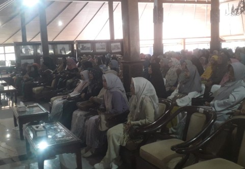 pengajian ramadhan tp pkk cilacap di pendopo kabupaten cilacap dengan tema puasa sebagai pemicu sehat.