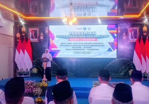gubernur jawa timur khofifah indar parawansa meresmikan revitalisasi 62 sekolah sma smk di madiun raya jawa timur.