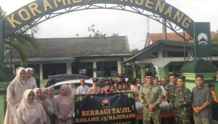 Koramil Majenang Bersama Persit dan Pramuka Bagikan Takjil Gratis, Apakah Wujud Kedekatan dengan Rakyat?