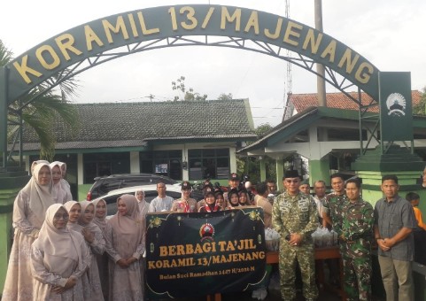 koramil 13 majenang cilacap bersama persit dan pramuka membagikan takjil gratis kepada masyarakat di bulan ramadhan.