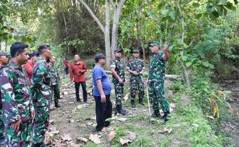 Danrem 081 tinjau pembangunan jembatan Armco dan Jembatan Perintis Garuda di Ponorogo.