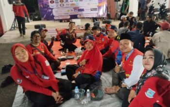 Redkar Pondok Kacang Timur bersama Damkar Pondok Aren berbagi 1000 paket takjil Ramadhan di Tangerang Selatan.