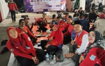 Redkar Pondok Kacang Timur bersama Damkar Pondok Aren berbagi 1000 paket takjil Ramadhan di Tangerang Selatan.