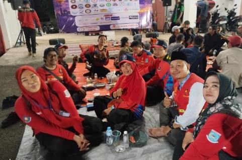 Redkar Pondok Kacang Timur bersama Damkar Pondok Aren berbagi 1000 paket takjil Ramadhan di Tangerang Selatan.