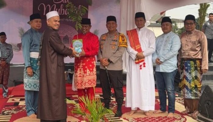 Bupati dan Wabup Pelalawan Salat Id di Lapangan Mini Soccer: Harapan Besar untuk Kesejahteraan Masyarakat, Mampukah Terwujud?